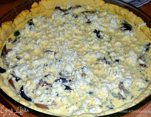 Рыбу нарезаем тонкими ломтиками,капусту тоже нарезаем кружками,грибы(у меня были маринованные опята,я их промыла под проточной водой и порезала,но не мелко,а так крупненько).Достаем заготовку для киша из духовки,первым слоем ложим рыбу,распределяя ее по всей поверхности,заливаем 1/3заливки,затем ложим капусточку и тоже заливаем 1/3заливки,теперь грибы и опять заливки.Сверху присыпать козьим сыром,который надо раскрошить или же вот таким сухим творогом как у меня и слегка присыпать тимьяном.Ставим в духовку на 30-35 минут при температуре 180.гр.Киш можно кушать как теплым,так и холодным. 
