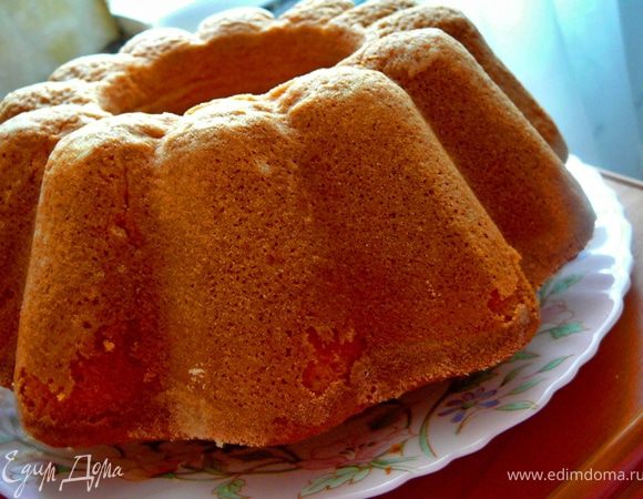 Яйца взбить с сахаром,добавить растительное масло,молоко перемешать.Затем всыпать просеянную муку с разрыхлителем и ванилин,хорошо перемешать.Форму смазать сливочным маслом(лучше брать форму с дыркой в середине),я форму смазывала маслом и присыпала манкой,так точно не пригорит и не приклеится.В форму вылить тесто и поставить в разогретую до 180гр.духовку,выпекать около 35-40 минут.Проверяйте шпажкой,втыкая ее ближе к центру форму.Достать кекс,дать ему остыть,вытащить из формы. 
