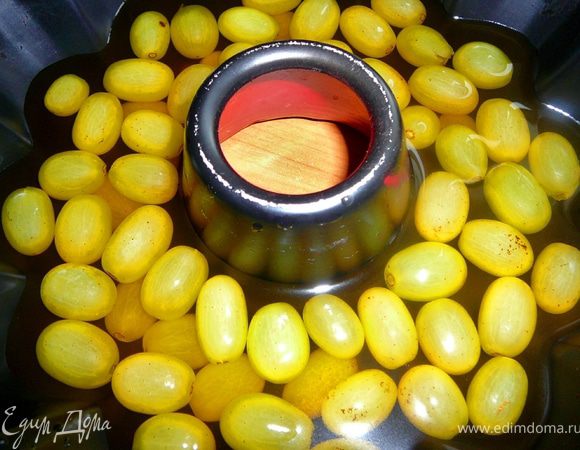 Делаем желейную заливку.Для начала из двух пачек желе приготовим желе.По рецепту который написан на пачке.Только воды берем на 50мл.меньше.То есть не 300мл.воды на одну пачку,а 250.Ну уж если вы совсем сомневаетесь с качестве желе то берите на 100мл.меньше,не 300 на пачку,а 200мл.воды.Заливаем желе водой,даем чуть остыть,а потом выливаем в форму в которой выпекали кекс.В желейный раствор ложим ягоды или мелкие фрукты.Отправляем в холодильник,до полного застывания.Если вы хотите использовать крупные фрукты,как яблоки,абрикос,ананас,то их лучше выкладывать на уже застывший первый слой желе,ну а мелкий ягоды и фрукты как виноград,клубника,малина,лучше ложить в не застывшее желе,в первый слой. 
