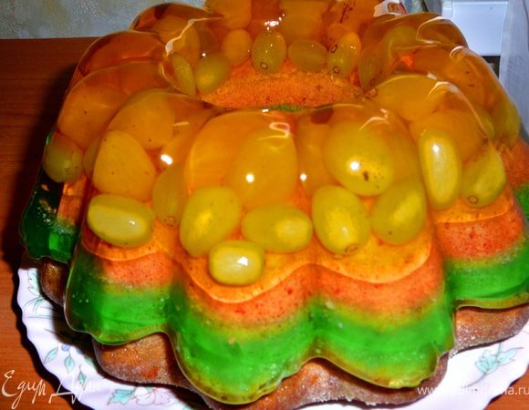 Разводим водой оставшиеся 2 пачки желе.Достаем уже застывший кекс и выливаем на него остывшее желе.Ставим кекс в холодильник на ночь,ну или на часов 8-9.Кекс должен хорошо застыть,иначе он будет очень влажным.Достать кекс из холодильника,форму опустить на несколько секунд в кипяток,резко перевернуть на блюдо.Все,наслаждайтесь,приятного аппетита. 
