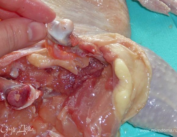 Теперь удалим бедренную кость,а кость в голени я оставляю для эстетики(да и крылья тоже оставляю,на мой взгляд так красивее).Для того чтоб удалить бедренную кость,ножом как бы соскабливаем мясо с кости и перерезаем сустав на соединении с костью в голени. 
