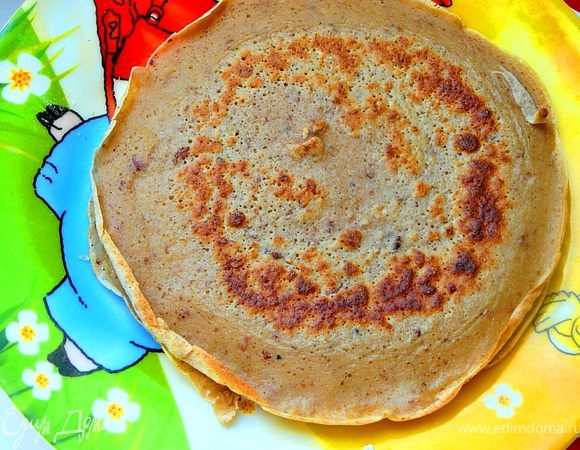 Для блинов,яйца чуть взбить с солью,добавить теплое молоко,опять взбить.Постепено всыпать просеянную муку,в конце добавить растительное масло.Печень перекрутить на мясорубке(так я делала всегда,но в этот раз решила смолоть ее блендером,мне не понравилось,уж очень она была мелкая и практически не чувствовалась,так что лучше перекручивать мясорубкой).Добавить печень в тесто,хорошо перемешать.Жарить блинчики с двух сторон.Я жарила на очень маленькой сковороде,так что блинчики укладывала в два ряда в курицу,но если у вас нет такой сковороды не беда,можно их просто разрезать пополам. 
