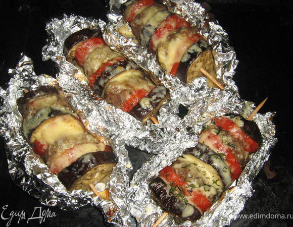 Баклажаны нарезать кружочками,посолить,сбрызнуть раст.маслом.Помидоры нарезать кружочками,посолить,посыпать базиликом,сбрызнуть маслом.В говяжий фарш добавить мелко нарезанный лук(или на тёрке потереть),соль,чёрный перец,1 яйцо,хорошо отбить фарш. На деревянный шампурик(предварительно подержать шампурики в воде) поочередно на низать кружки баклажан,помидор,фарш(в виде котлетки)опять баклажан,помидор,фарш и последний баклажан.Завернуть "шашлычок" в фольгу,поставить в разогретую до 200С духовку на 20 мин.Сыр натереть на мелкой тёрке,достать "шашлычки",развернуть фольгу,посыпать сыром и опять в духовку,пока сыр не расплавится.Приятного аппетита!