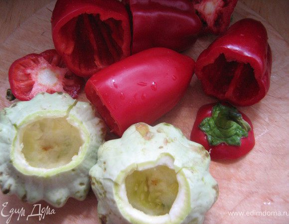 Подготовим овощи.У патиссонов срезать верхушки ,выбрать ложкой серединку,у пецев так же срезать верхушки,удалить семена,бланшировать овощи 5-6 минут в кипящей воде,откинуть на дуршлаг срезом вниз,что бы вода стекла.У шампиньонов срезать ножки.Баклажаны вымыть,вытереть на сухо,смазать раст.маслом и запечь в разогретой до 200С духовке до мягкости.