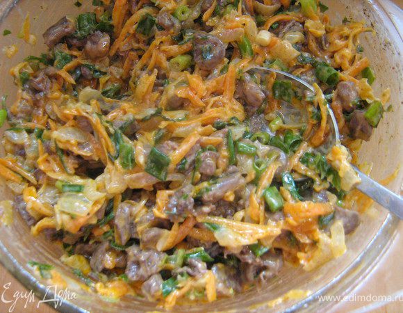 Пока пекутся баклажаны делаем начинку.
Начинка 1.
Очищенную и мелко нарезанную луковицу обжарить в раст.масле вместе с натёртой морковью и измельчённой петрушкой,жарить помешивая минуты три,добавить 2 ст.ложки сливок,и тушить помешивая до готовности 8-10 минут,переложить в миску.Сердечки вымыть и мелко нарезать,обжарить в 1 ложке раст.масла 10-15 минут.Соединить готовые сердечки с тушёными овощами,добавить в фарш мелко нарезанный зелёный лук и измельчённый чеснок,посолить,поперчить по вкусу.