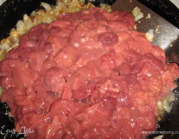 Начинка 2.
Обжарить в раст.масле очищенную и мелко нарезанную луковицу и измельчённый чеснок до золотистого цвета,добавить мелко нарезанные ножки шампиньонов,жарить минуты 3-4 помешивая,добавить порезанную маленькими кусочками печёнку и жарить помешивая 5-7 минут.Испечённые баклажаны разрезать на две части,осторожно вынуть мякоть,измельчить и добавить в фарш,посолить,поперчить,перемешать.
