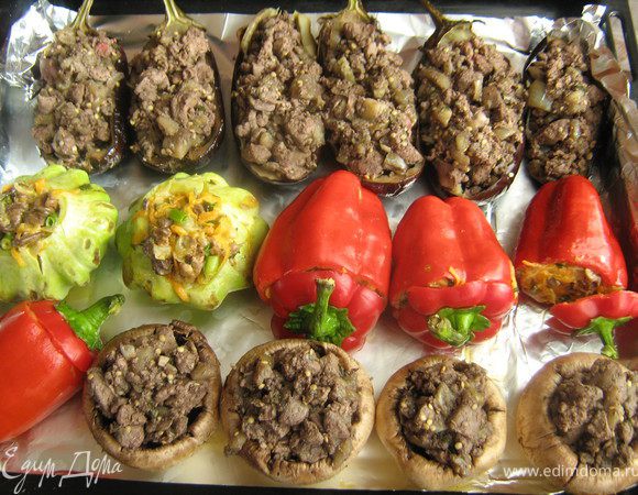 Духовку не выключать.
Начиняем овощи: перцы и патиссоны фаршируем начинкой с куриными сердечками,а половинки баклажанов и шампиньоны начинкой из куриной печени.Фаршированные овощи укладываем на противень застелённый фольгой.На баклажаны,патиссоны и грибы выкладываем по ложечке сливок и ставим в разогретую до 200С духовку на 20-25 минут.