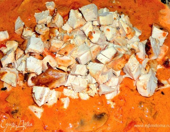 На сковороде растопить 2 ст.л.сливочного масла,всыпать порезанный мелкими кубиками лук,обжарить до слегка золотистого цвета.Чеснок пропустить через пресс и добавить к луку,натереть имбирь и тоже отправить к луку.Хорошо посолить.Затем добавить столовую ложку специи"Гарам Масала",можно добавить еще свежего,мелко рубленного чили.Все хорошо перемешать.Добавить порезанные томаты и столовую ложку сахара.Влить томатного сока 3/4стакана,дать покипеть на среднем огне около 5 минут.В получившийся соус влить сливки,куриное филе нарезать кубиками и добавить к соусу,перемешать.Дать покипеть еще минут 5,посыпать мелко порезанной кинзой.Все;)
