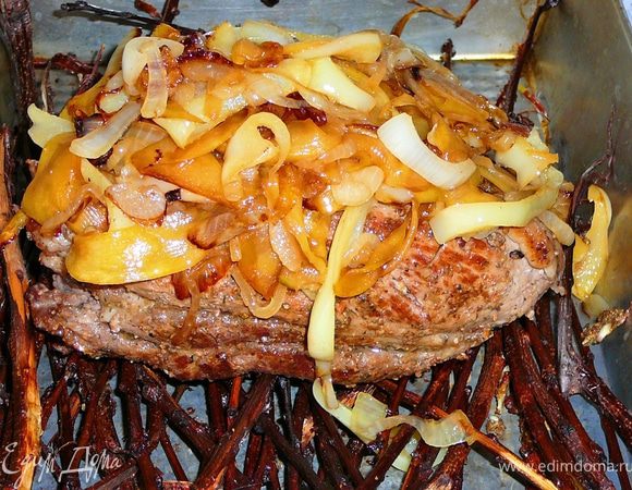 Готовим маринад,я все выложила в ступу и растерла,до образования кашицы.Натерла мясо,чуть подсолили еще и оставила мариноваться на час.Затем ножом сделала проколы,чеснок нарезала на крупные лепестки и нашпиговала мясо.На растительном(оливковом)масле обжарить порезанный полукольцами лук,порезанный полукольцами перец и тонко нарезанное манго.Манго я нарезала картофелечисткой,очень тонкие полосочки получились.Подлить чуть воды,убавить огонь,накрыть крышкой,протушить минут 5.Затем мясо обжарить на сковороде с минимальным кол-вом масла,со всех сторон,на каждую сторону минуты по 2-3.В первую очередь мясо выложить(если есть сторона в жиром)на эту сторону,так как жир чуть расстает и даст дополнительные жиры для обжарки.На глубокий противень выложить веточки(обмытые)фруктовых деревьев,на них мясо,на мясо обжаренные овощи с манго,влить воду,не много,но так чтоб веточки были в воде,но вода не касалась мяса(примерно стакан).Противень затянуть фольгой,поставить в разогретую духовку,запекать при температуре около 180-200гр.,примерно минут 45-50.Проверьте не выпарилась ли вода,по надобности долейте.Все готово.Мясо можно кушать как теплым,так и холодным.Я его подавала с рисом басмати,на рис выложив манго с луком и салатом от Симы http://www.edimdoma.ru/recipes/20248. 
