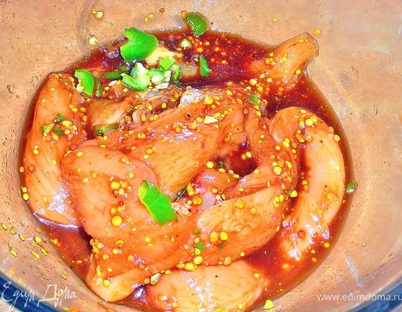 Мясо нарезаем длинными полосками,в ширину около 3см.Чуть отбить.Сделать маринад из соевого соуса,горчицы,перца чили,ложку чайную меда,молотого перца,имбиря,шалфея.Замариновать мясо. 
