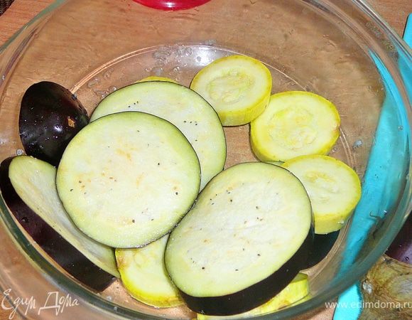 Баклажаны и кабачки нарезать кольцами,посолить,оставить их на пару минут. 
