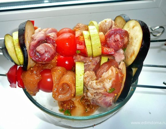 Собираем шашлык,берем длинный мясные полосочки,сворачиваем в плотный рулет и одеваем на шампур,затем овощи,затем мясо и т.д. 
