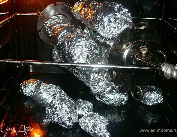 Берем фольгу и плотно оборачиваем вокруг шашлыка.Ставим в разогретую духовку,на вертел минут на 35-40 при темрературе 180,затем снимаем фольгу и запекаем еще минут 5.Можно готовить и не шампурах,а все на тех же фруктовых палочках.Если у вас нет вертела,это тоже не беда,ложите шашлык просто на решетку и переворачивайте примерно через каждые 5 минут.Под такой шашлычек хорошо подойдет запеченая в фольге картошка,просто вымыть картофель,не чистить,завернуть в фольгу и отправить в духовку,картофель подержать в духовке чуть подольше чем мясо.А когда достанете,развернуть фольгу,разломать картофель и посолить крупной морской солью.А можно сразу сырой не чищеный картофель разрезать на пополам,в середину положить кусочек сала,замотать в фольгу и запечь. 
