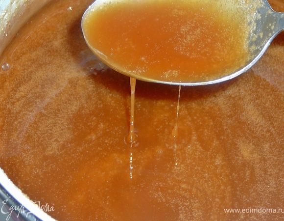 Карамель.Масло сливочное растопить в сотейнике,добавить сахар,сироп или мед,сливки,яблочный сок и коньяк.Довести до кипения и прокипятить минуты 3. 
