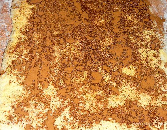 Прошел час,в тесто всыпать оставшуюся муку,соду,разрахлитель,соль.Все хорошо вымесить.Тесто расскатать в большой прямоугольник,обильно смазать мягким сливочным маслом,присыпать оставшимся сахаром и корицей.Свернуть в рулет. 
