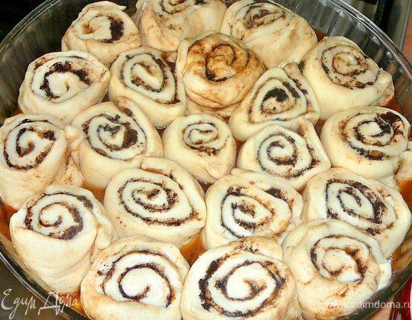 Рулет нарезаем на кусочки размером около 3 см.(так чтоб хватило на всю форму,но при этом кусочки были не очень плотно прижаты друг к другу).Выкладываем рулетики в форму и даем постоять еще минут 20-30.