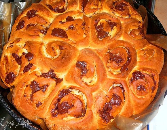 Берем жаропрочную форму,22-23см.Застилаем смазанным маслом пергаментом.Рулет нарезаем на кусочки размером около 3 см.(так чтоб хватило на всю форму,но при этом кусочки были не очень плотно прижаты друг к другу).Выкладываем рулетики в форму и даем постоять еще минут 20-30.Затем форму плотно накрываем фольгой и отправляем в разогретую до 190-200гр.Выпекаем под фольгой первые 25 минут,затем фольгу снимаем и запекаем уже без нее еще 10минут. 
