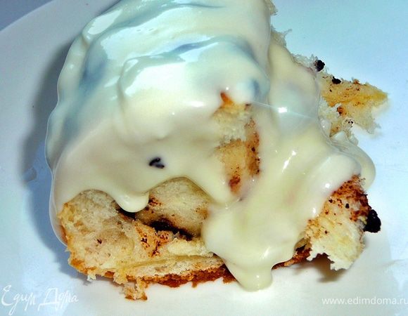 Сахарную пудру просеять(я не пишу колличество сахарной пудры,потому как это на любителя,я люблю очень сладкое,по-этому во время перемешивания,добавляйте пудру на свой вкус),добавить сливочный сыр или отвешенную сметану,сливки,ванилин,маленькую щепотку соли.Все хорошо перемешать и полить булочки. 
