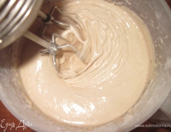 Тесто шарлотки делается легче обычного - готовую смесь (350 г) заливаем стаканом воды комнатной температуры и перемешиваем миксером. 