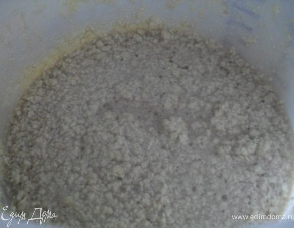 Миксером взбейте масло с сахаром до гладкости и легкой структуры. На средней скорости миксера вбивайте яйца по одному. Затем в яично-масляную смесь добавьте оливковое масло, ваниль, и лимонную цедру. 