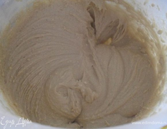 Взбивая на низкой скорости, поочередно добавляйте по одной трети мучной смеси и вина.Когда вино и мука будут добавлены, еще раз взбейте тесто.