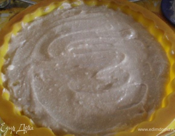 На дно формы уложите ананас порезанный кубиками.Вылейте тесто в форму.
Поставить пирог в духовку и печь 35-40 минут. 