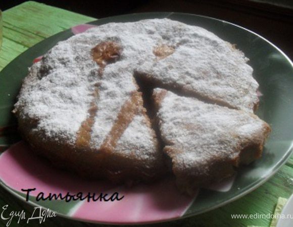 Выньте пирог из духовки и оставьте его в форме на 10 минут. Затем переверните на тарелку, а потом ещё раз переверните на сервировочное блюдо.Посыпьте сахарной пудрой...