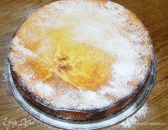 Готовый творожник присыпать сахарной пудрой. 