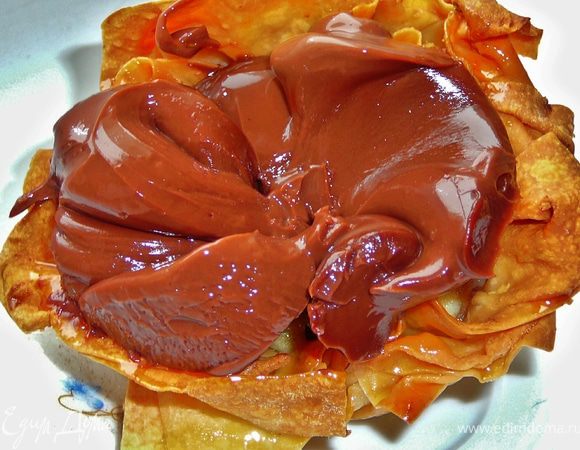 Очень вкусно такие корзинки наполнить домашним мороженым http://www.edimdoma.ru/recipes/19433,или пюре из запеченых яблок с добавлением корицы,можно еще и изюма,или же плавленным шоколадным сыром. 
