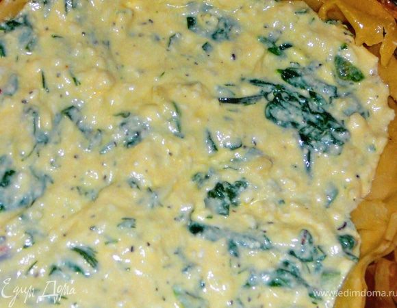 Огнеупорную керамическую или стеклянную форму смазать растопленным сливочно-растительным маслом,выложить пергамент тоже смазанный маслом.Положить первый лист,присобрав его,посередине и краям,выложить начинку(около 3-4ст.л.)так что б края были без начинки,самую малость,примерно по 1см.,положить второй лист фило,так же присобрав его,смазать маслом,выложить начинку и так все листы. 
