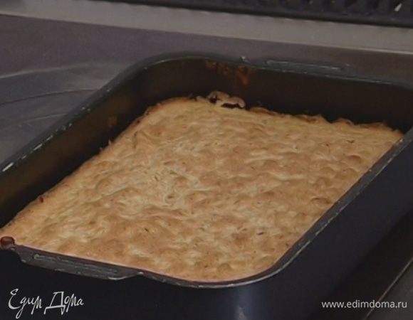 Выпекать кекс в разогретой духовке около 50−55 минут.