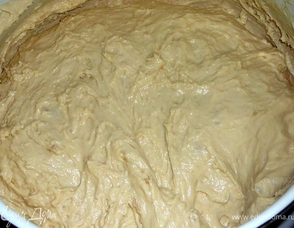 Молоко подогреть,что б оно было чуть теплым.Отлить грамм 100 и всыпать сахар,размешать.Затем всыпать дрожжи и оставить минут на 10 оживать дрожжи.Муку просеять,вбить яйцо,добавить мягкое сливочное масло,щепотку соли.Выливаем молоко,перемешиваем,добавляем молоко с дрожжами,опять перемешиваем.Накрываем полотенцем и ставим подходить на 3часа.Тесто должно подойти 3раза.После 3раза ,хорошо вымешиваем тесто,оно будет напоминать расплавленный сыр(так и должно быть)начинаем печь пирожки. 
