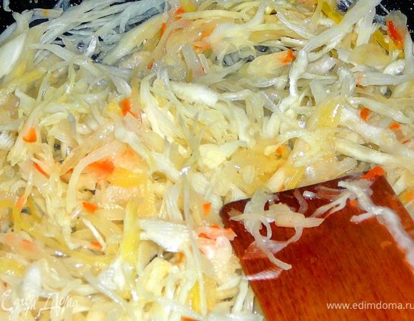 Пока тесто подходит сделаем начинку.Из указанного кол-ва пирожков получится около 15-16шт.Начинки много не делайте.У меня был не большой кусочек капусты свежей грамм 150-200,так же было и квашенной.Капусту очень тонко шинкуем.На сковороду наливаем растительное масло,отправляем капусту,добавляем затем квашенную капусту,тонко порезанные грибы,вливаем около 50мл.томатного сока,перемешиваем,накрываем крышкой и тушим.Тушить капусту минут 30 под крышкой,по надобности подливая воду,добавить смолотый в ступе тмин и перец,паприки молотой.Капуста должна стать мягкой(иначе она порвет тесто).Открыть крышку и еще минут 10тушит,до выпаривания жидкости. 
