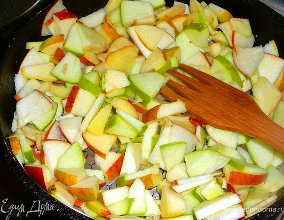 Яблоки вымыть,я не чистила,сразу вырезала сердцевину,порезала маленькими кубиками.На сковороду положить кусочек сливочного масла,высыпать яблоки,добавить сахар(1ст.л.если яблоки сладкие и 2ст.л.если не очень сладкие),ванилин или пол пакетика ванильного сахара,перемешать,накрыть крышкой,тушить минут 20,на медленном огне.До тех пор пока яблоки не станут мягкими,снять крышку,размять яблоки лопаткой,придав им консистенцию пюре.Начинка тоже не должна быть жидкой,выпаривайте жидкость открыв крышку,постоянно помешивая яблоки.Ну и в конце на всякий пожарный можно добавить крохмал,перемешать,остудить. 
