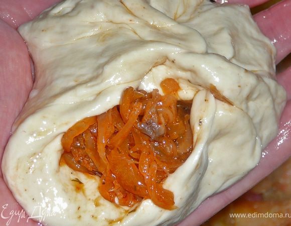 В хорошо накаленную сковороду наливаем растительное масло,примерно 300гр.(остальные 100 оставим на долив),вообщем на два пальца по высоте.На разделочную доску,наливаем тоже масло,примерно 1ст.л.,руки хорошо-хорошо намазываем растительным маслом,ну так чтоб аж капало масло.От теста отщипываем кусочек теста,размером чуть меньше яйца.Руками осторожно растягиваем тесто,делая лепешку(особо не усердствуйте,тесто очень мягкое может порваться)выкладываем начинку,защипляем края ,присобрав их,чуть закручивая.