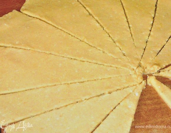 Тесто скатать в шар,шар расскатать,порезать на (беру это слово с рецепта Олега http://www.edimdoma.ru/recipes/20099,уж очень подходящее слово)на сегменты. 
