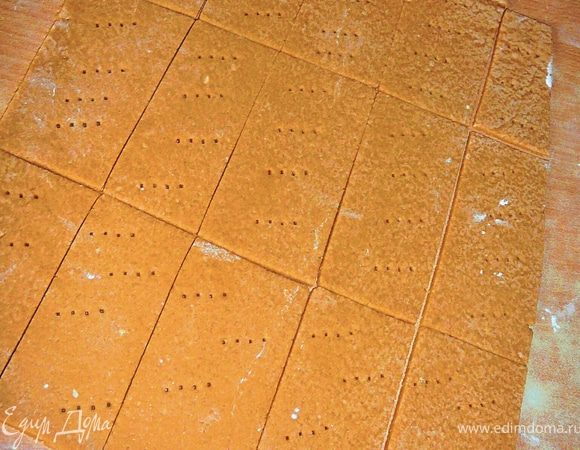 Смешать в миске муку,соль,соду,сахар.Добавить холодное масло,растереть до образования крошки.В емкости перемешать мед,патоку(кленовый сироп),молоко и ванилин.Вылить жидкое в сухое,замесить тесто.Выложить его на рабочую поверхность,присыпанную мукой и хорошо вымесить.Раскатать тесто в прямоугольник толщиной 2-3см.Завернуть в пленку и оставить в холодильнике на ночь. 
