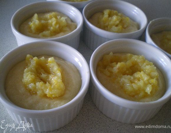 Яйцо и сахар взбить. Добавить манку и муку, перемешать. Влить йогурт и дать постоять 30 минут. Лимоны взбить в блендере и перемешать с сахаром. Формочки смазать сливочным маслом и влить тесто. Сделать небольшое углубление и выложить лимонную начинку. Поставить запекать в духовку на 30 минут. 