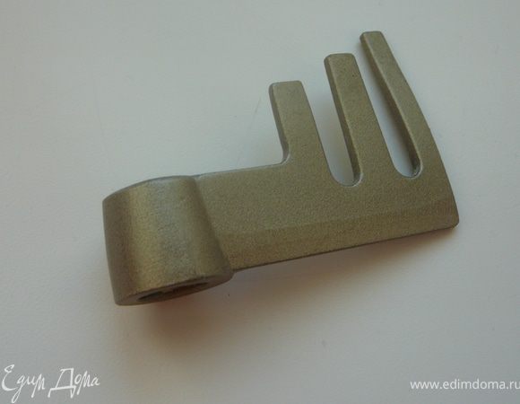 У меня хлебопечь Panasonic 255. В ней есть режим выпечки ржаного хлеба, есть специальная лопатка для замеса ржаного хлеба (теста), лопатка называется «гребенка». Хлеб из ржаной муки очень капризный: то ему воды мало, то много. Не любит он частых и долгих замесов. Не подходит он так пышно, как пшеничный. Он тяжелый, пористый, процесса «подхода» почти незаметно. Да и не стоит то и дело заглядывать — мешать процессу. В моей печи режим выпечки ржаного хлеба длится 3,5 часа, за это время печь только 1 раз перемешает тесто.