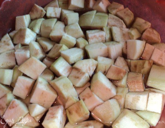 Баклажаны очистить от кожицы,  порезать на кубики и поместить в содовый раствор          ( 1ч.ложка соды на 1 л. воды) на 1 час.