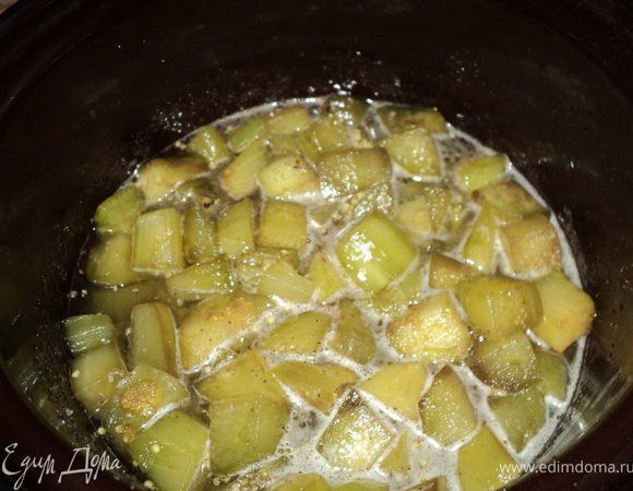Затем баклажаны хорошо промыть, немного отжать и отварить  в воде 5-7 мин. Вскипятить сироп ( вода + сахар), добавить пряности в марлевом мешочке ( я добавила еще цедру лимона), положить баклажаны  и варить при небольшой температуре 40мин.