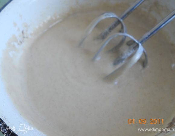 яйца, масло и сахар взбить миксером до однородности, чтоб масса слегка побелела, добавить муку разрыхлитель , корицу, соль,и взбивать пока тесто не станет густоватым