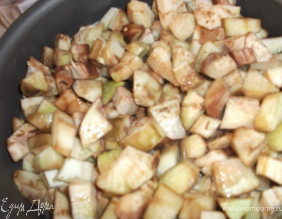 После того, как очистили баклажаны, их порезать кубиками и пожарить на сковороде. 