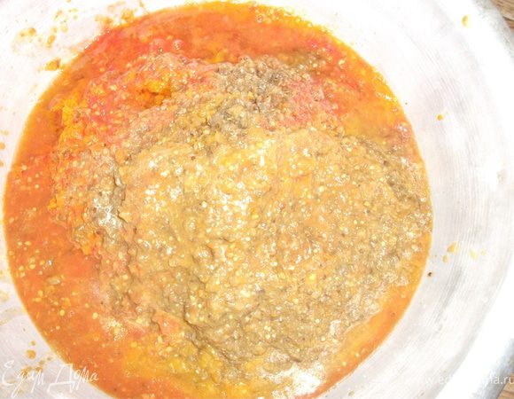 Всё (баклажаны, морковь, лук) прокрутить через мясорубку. После всего прокрутить помидоры. 