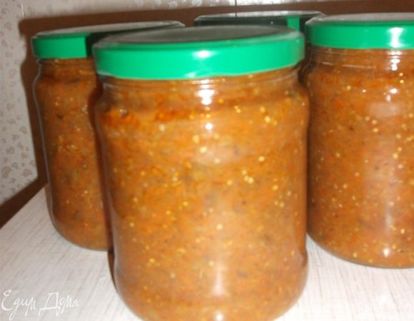 Полученную массу поставить варить на 1.5-2 часа. Через час варки добавить соль, сахар. В самом конце варки - уксус. Разложить по банкам и закатать. Приятного аппетита зимой! 