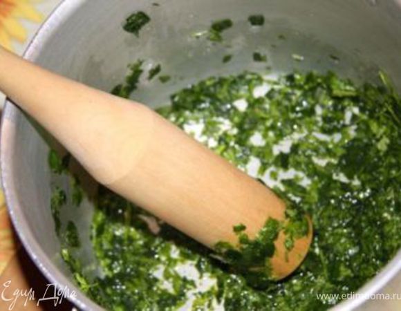 Толчем деревянной толкушкой с солью (можно смело сыпать полную чайную ложку соли) до получения сочной зеленой массы.