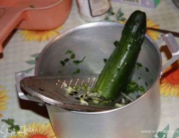 В эту массу трем огурцы на крупной терке. Очень важный момент. При этом получаем много ароматного сока.