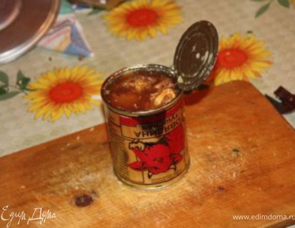 Мясо. В идеале - отварная говядина, но мне лень, и я использую хорошую говяжью тушенку (Березовский к-т (Белоруссия) или Микоян (Высший сорт)). Вареную колбасу отвергаем с презрением.