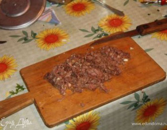 Режем мясо. Весь жир тщательно выбираем.