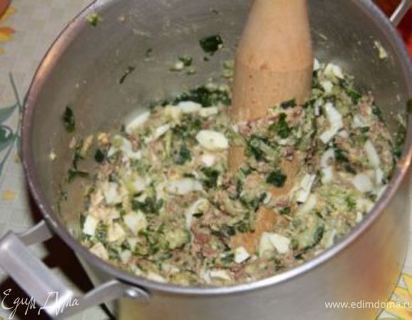 Легкими движениями толкушки перемешиваем получившуюся массу. По традиции в конце можно с удовольствием облизать толкушку.